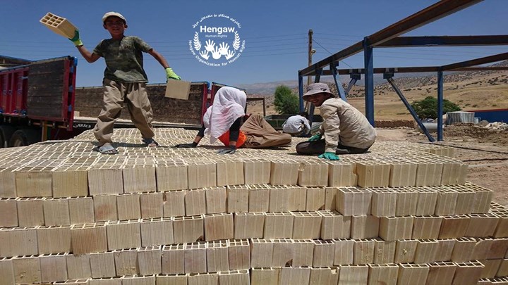 منداڵانی ناوچە بوومەلەرزە لێدراوەکانی کرماشان وەکوو هێزی کار کەڵکیان لێ وەردەگیرێت + وێنەکان منداڵانی ناوچە بوومەلەرزە لێدراوەکانی کرماشان وەکوو هێزی کار کەڵکیان لێ وەردەگیرێت + وێنەکان