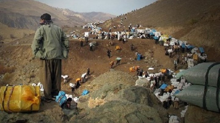 کۆڵبەرێک لە خۆی بریندار کرا و شت و مەکی کۆڵبەرانی بانە ئاگری تێبەردا + ڤیدیۆ کۆڵبەرێک لە خۆی بریندار کرا و شت و مەکی کۆڵبەرانی بانە ئاگری تێبەردا + ڤیدیۆ