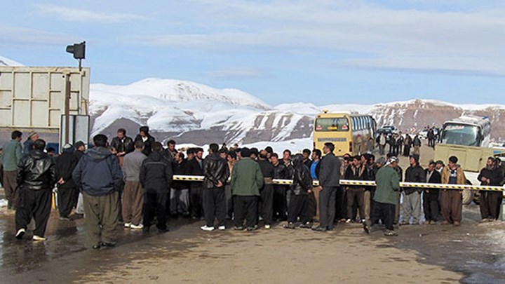 ٣٢٠ کرێکاری کانگای زێری ئاقدەرەی تیکاب لەسەر کار دەرکران ٣٢٠ کرێکاری کانگای زێری ئاقدەرەی تیکاب لەسەر کار دەرکران