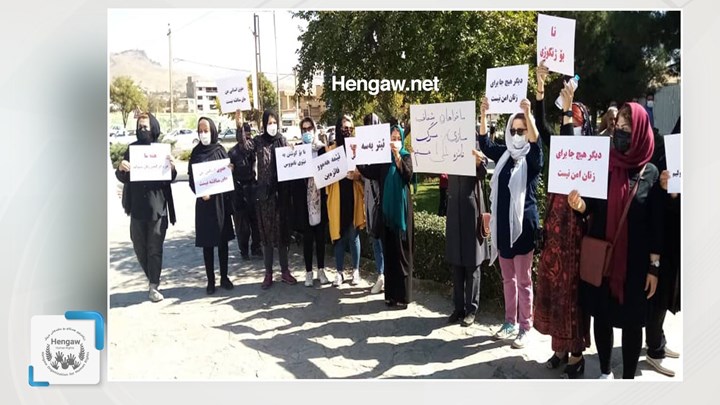 چالاکانی مەدەنیی سنە لە بەرانبەر دادگای ئەم شارە دژ بە توندوتیژی لەسەر ژنان ناڕەزاییان دەربڕی چالاکانی مەدەنیی سنە لە بەرانبەر دادگای ئەم شارە دژ بە توندوتیژی لەسەر ژنان ناڕەزاییان دەربڕی
